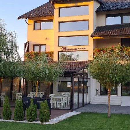 Riana Hotel Adjud Buitenkant foto