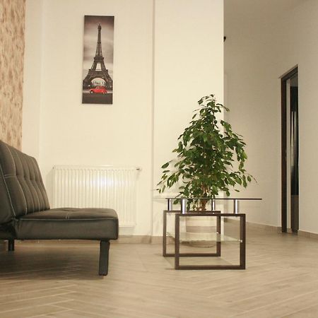 Riana Hotel Adjud Buitenkant foto