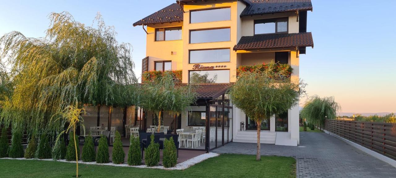 Riana Hotel Adjud Buitenkant foto
