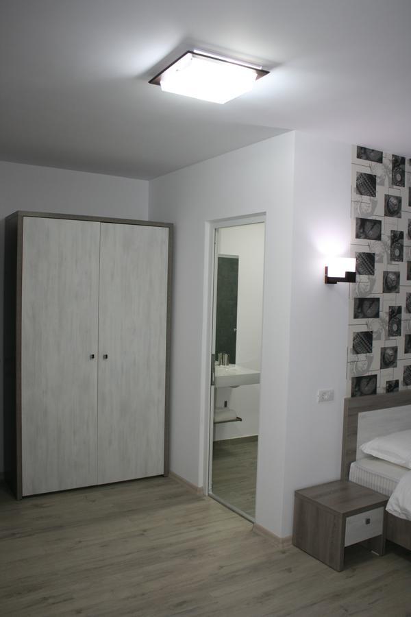 Riana Hotel Adjud Buitenkant foto