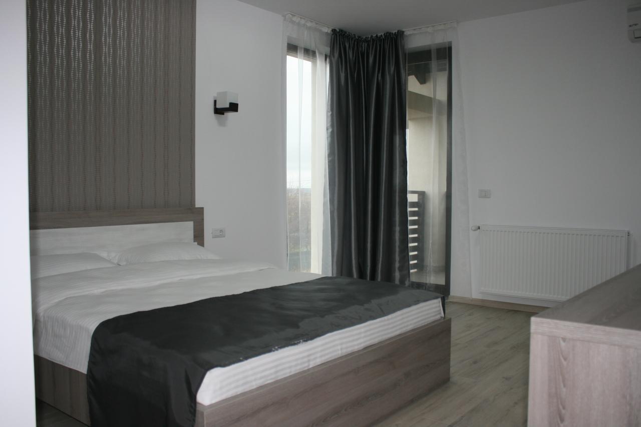 Riana Hotel Adjud Buitenkant foto
