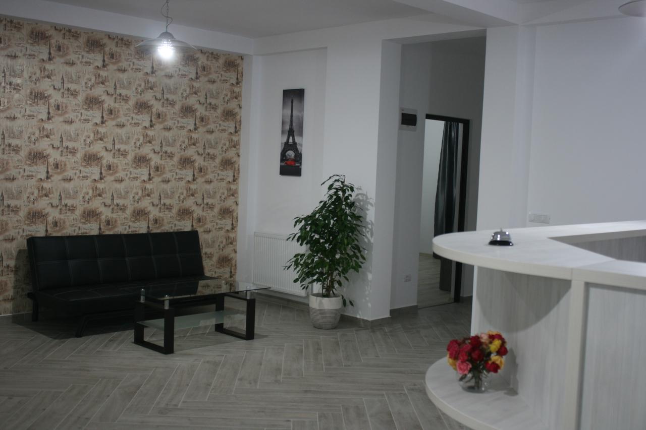 Riana Hotel Adjud Buitenkant foto
