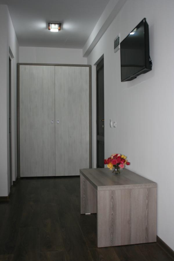 Riana Hotel Adjud Buitenkant foto