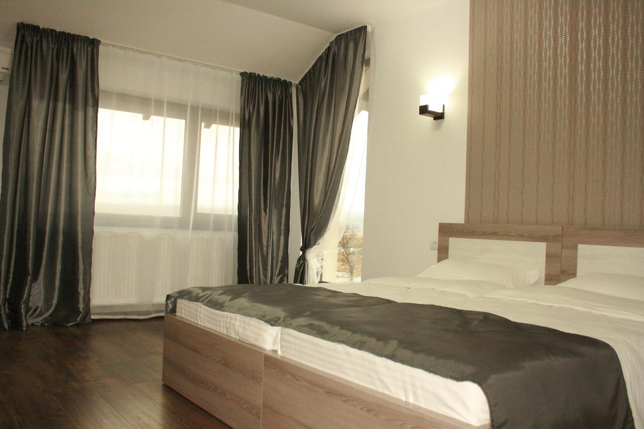 Riana Hotel Adjud Buitenkant foto
