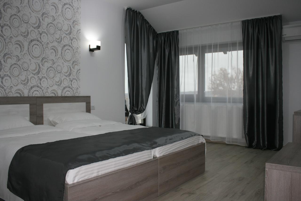 Riana Hotel Adjud Buitenkant foto