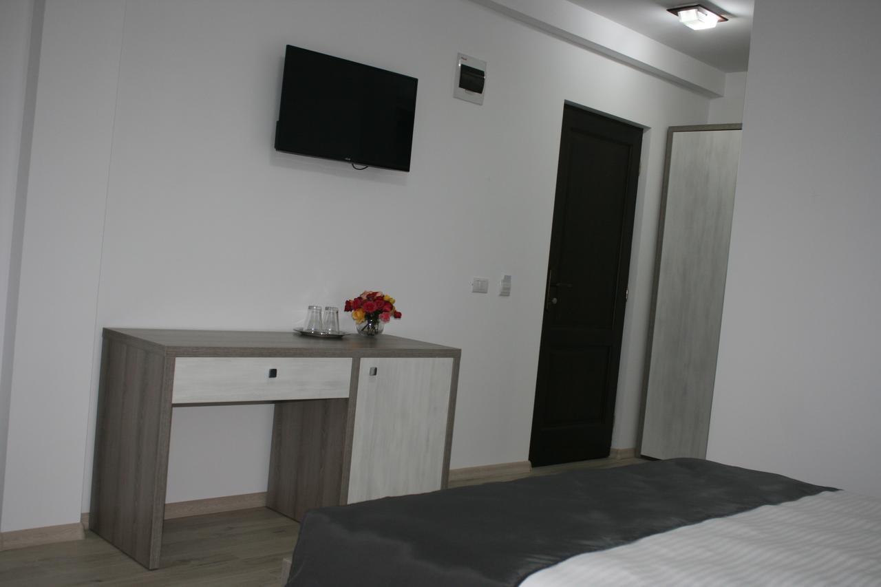 Riana Hotel Adjud Buitenkant foto