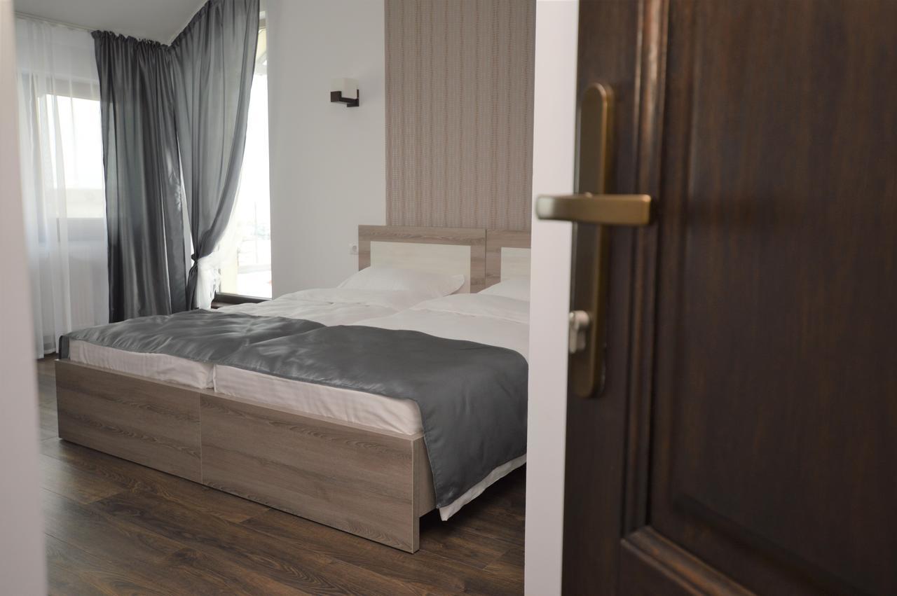 Riana Hotel Adjud Buitenkant foto