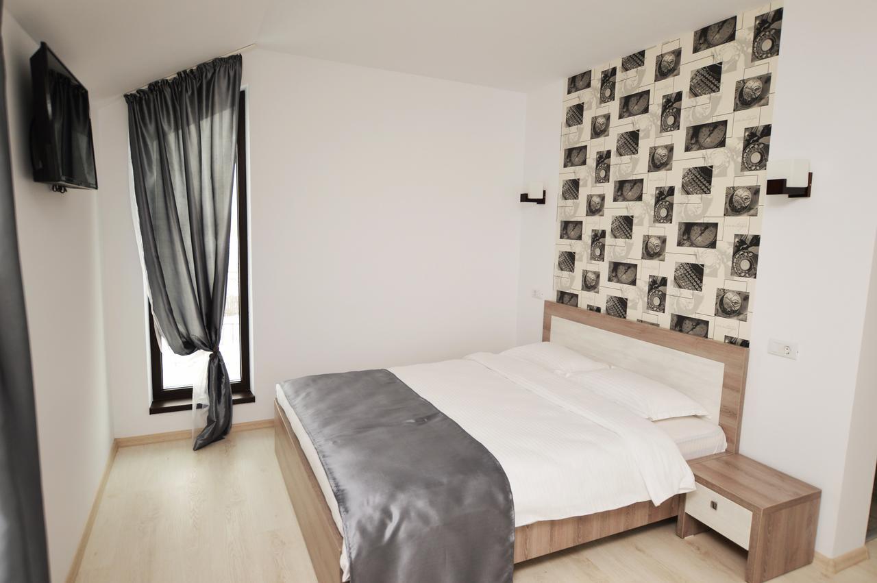 Riana Hotel Adjud Buitenkant foto