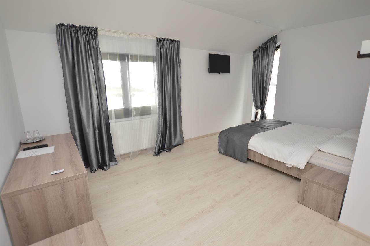 Riana Hotel Adjud Buitenkant foto