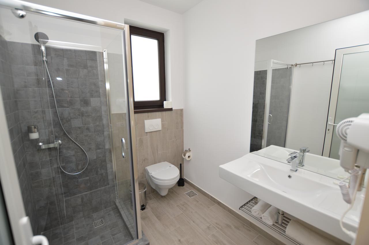 Riana Hotel Adjud Buitenkant foto