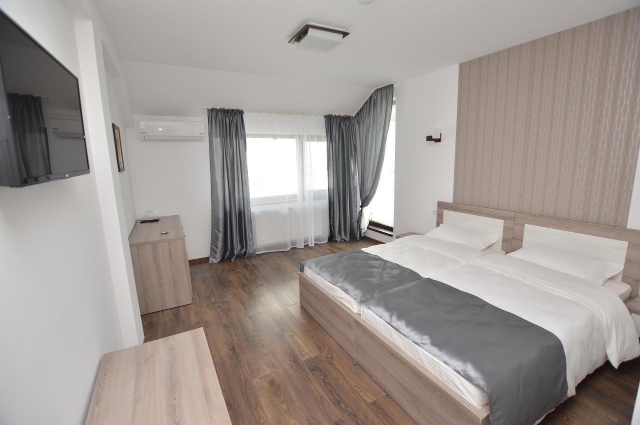 Riana Hotel Adjud Buitenkant foto
