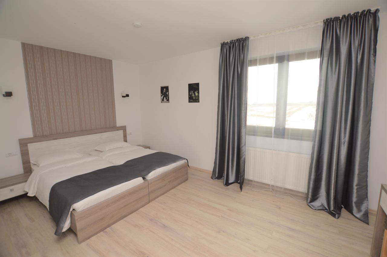 Riana Hotel Adjud Buitenkant foto