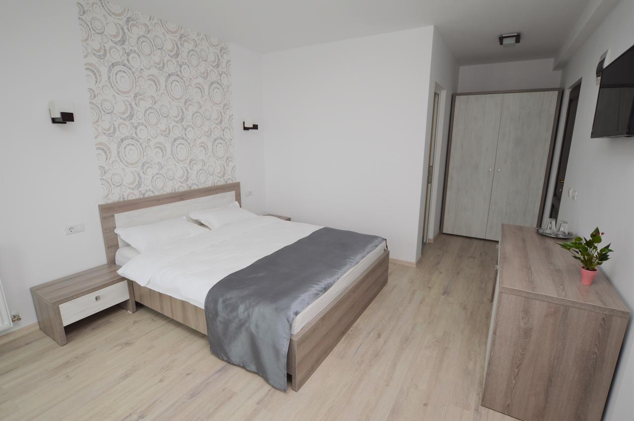 Riana Hotel Adjud Buitenkant foto