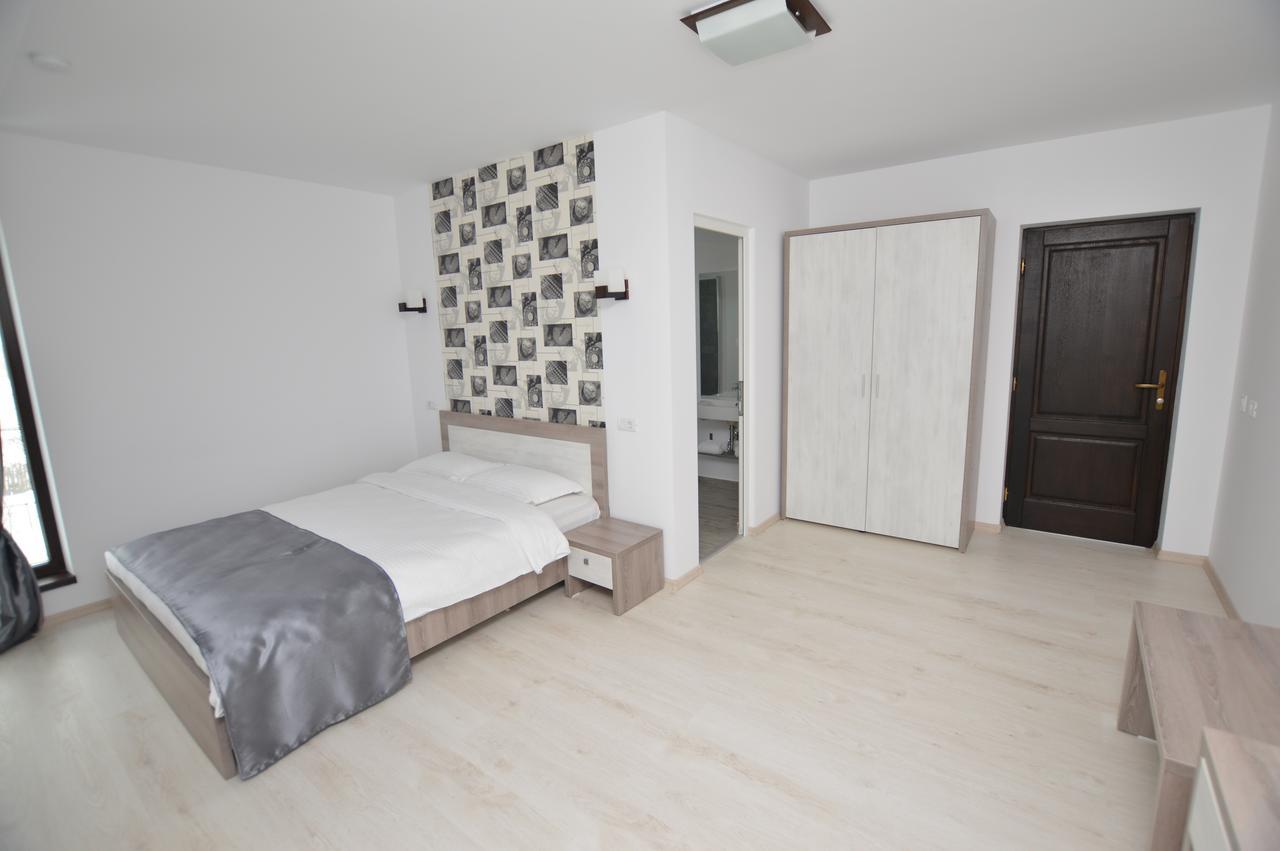 Riana Hotel Adjud Buitenkant foto