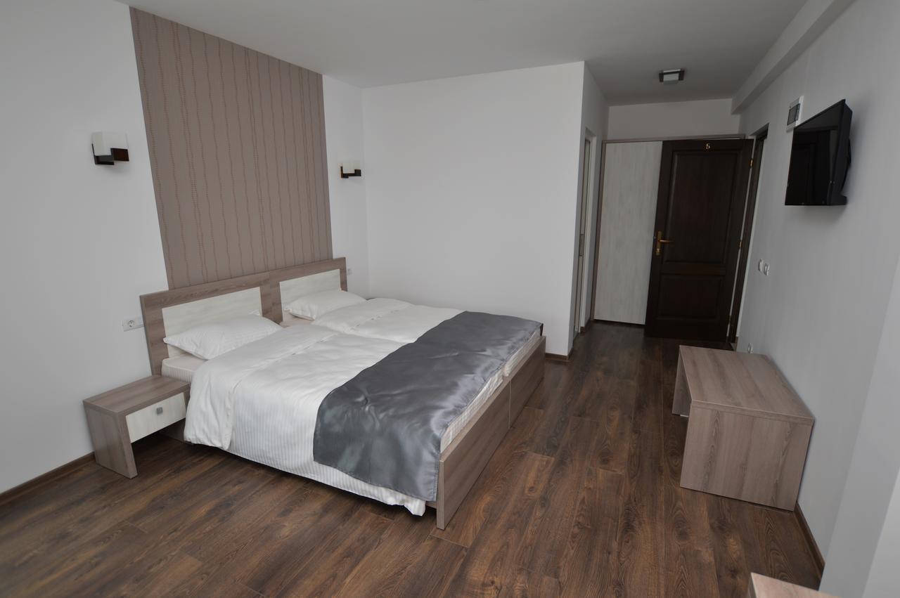 Riana Hotel Adjud Buitenkant foto