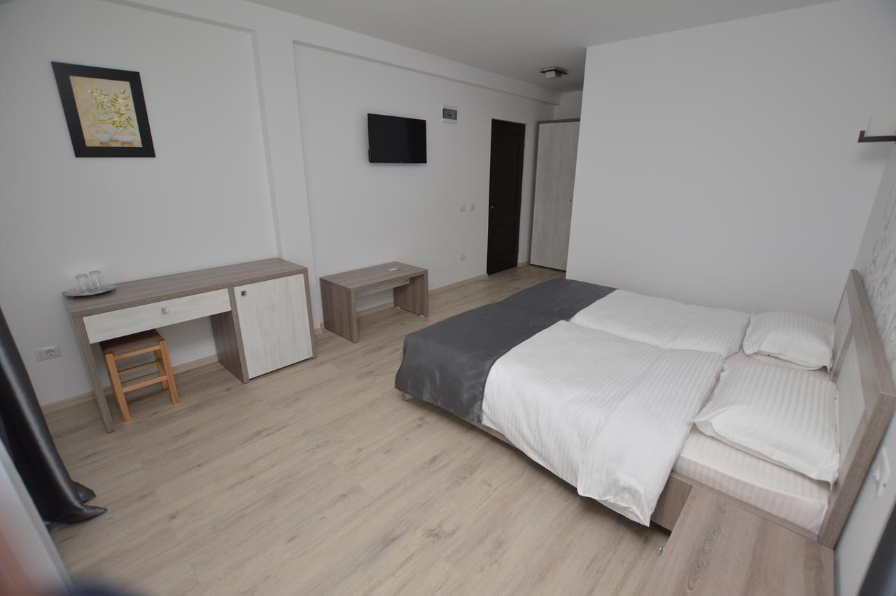 Riana Hotel Adjud Buitenkant foto