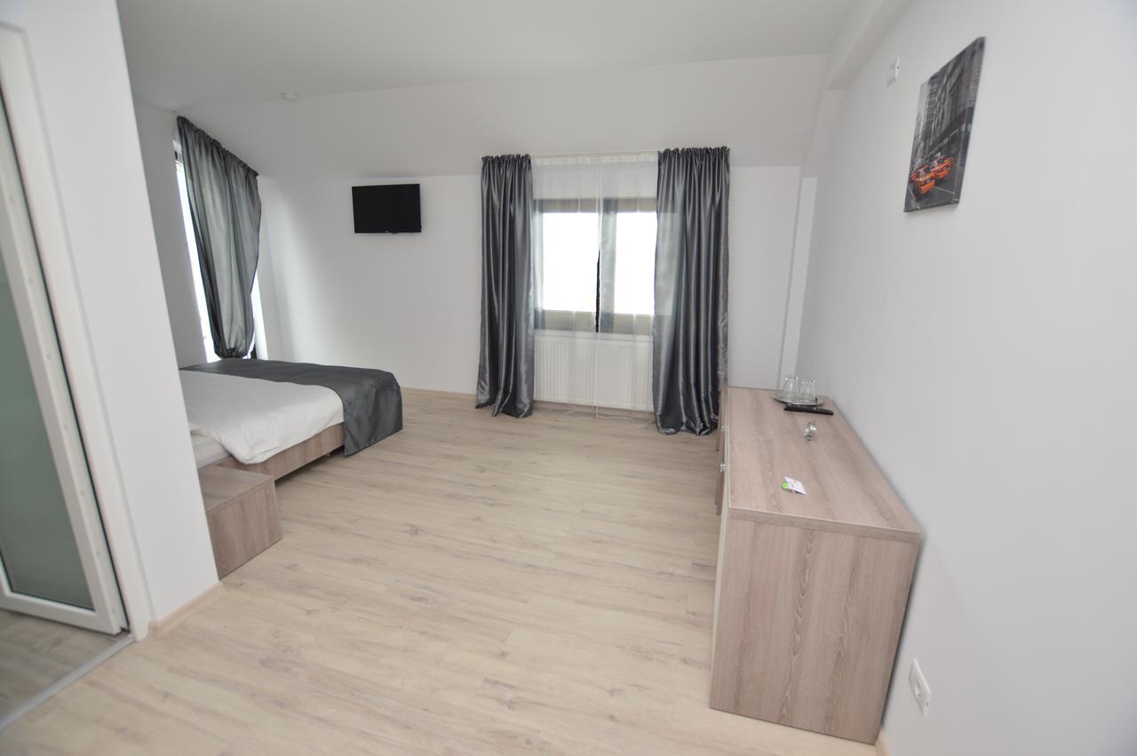 Riana Hotel Adjud Buitenkant foto