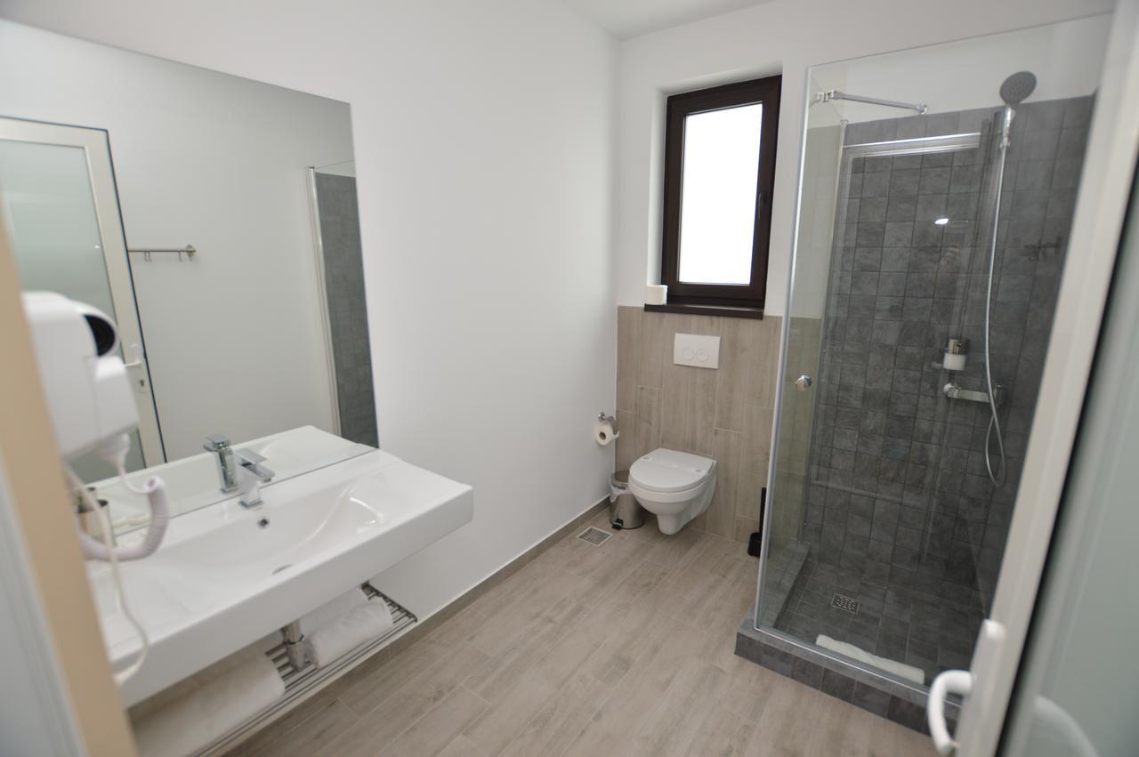 Riana Hotel Adjud Buitenkant foto